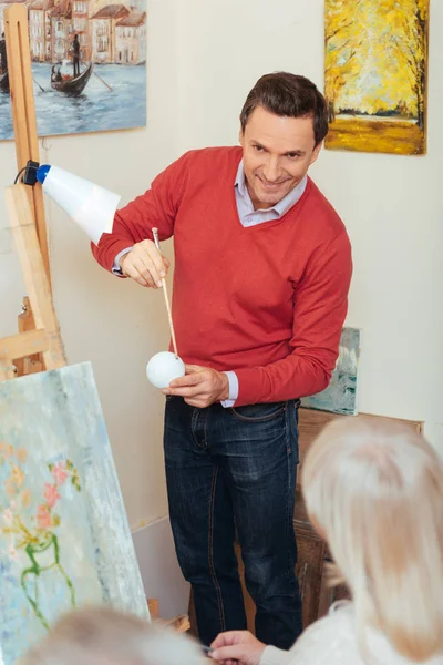 Konstnären att undervisa människor i målning studio — Stockfoto