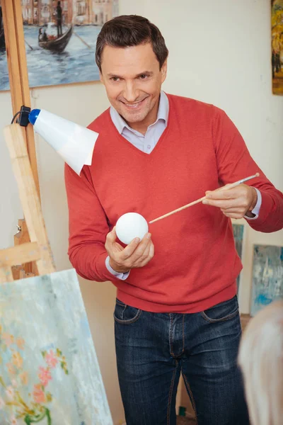 Ambitieuze kunstenaar onderwijs in schilderij studio — Stockfoto