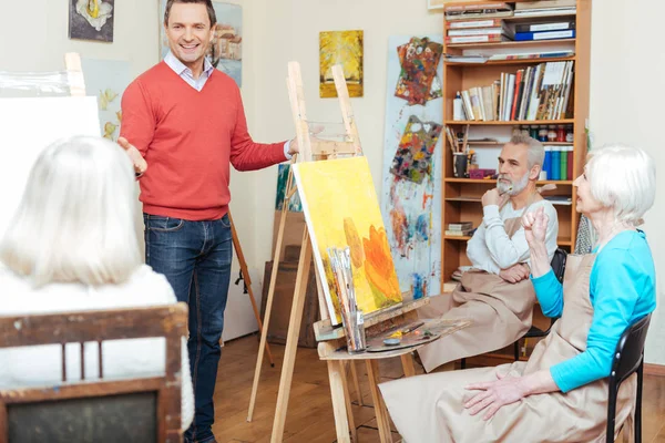 Talented artist lecturing in painting school. — Stock Photo, Image