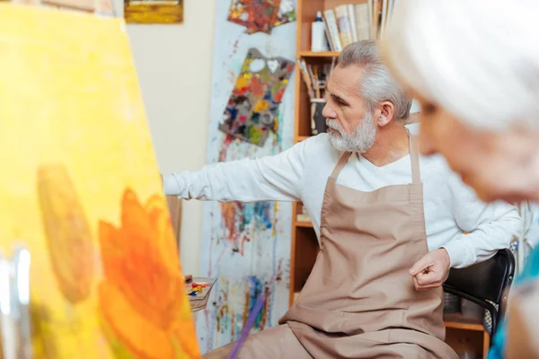 Artista sério trabalhando em estúdio de pintura . — Fotografia de Stock