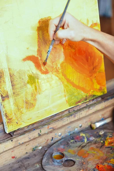 Primer plano de artistas profesionales pintando a mano hermoso cuadro . —  Fotos de Stock