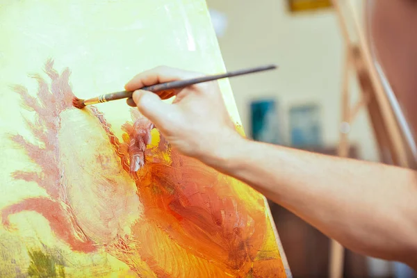 Primer plano de los artistas pintura a mano imagen en acogedor estudio — Foto de Stock