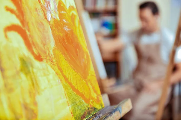 Primer plano de un lienzo de pie en un estudio de pintura . — Foto de Stock