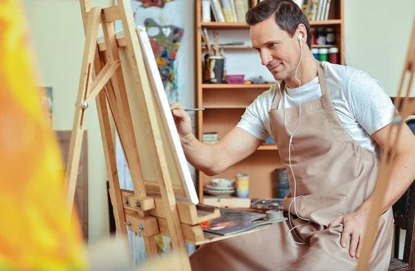 Inspired artist painting picture on a canvas — Stock Photo, Image
