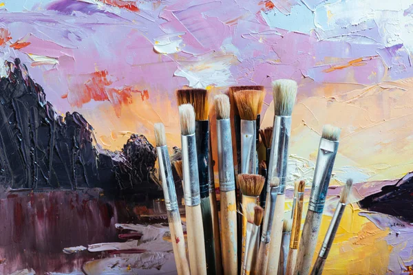 Närbild av ljusa målning och penslar — Stockfoto