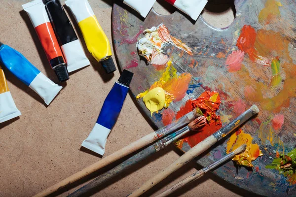 Top view of palette and tubes with paint — Stock Photo, Image