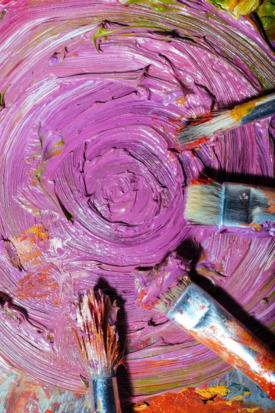 Felülnézet, ecsetek és lila festék — Stock Fotó