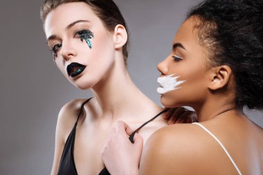 Kavramsal photoshoot üzerinde çalışan yetenekli profesyonel modelleri