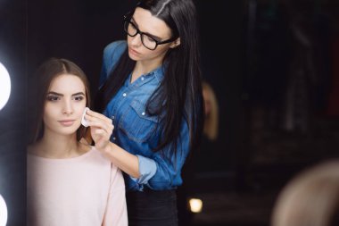Bir pamuk yastık kullanarak profesyonel makyaj sanatçısı