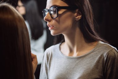 Onun işi zevk güzel genç makyaj sanatçısı