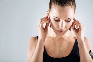 Konsantre kadın eğitimden sonra müzik