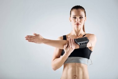 Gri bir arka plan üzerinde uzanan yapıyor memnun kadın