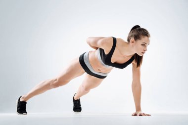 Konsantre kız tahta içinde ayakta