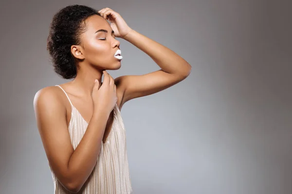 Sinnliche Brünette posiert während eines Shootings — Stockfoto