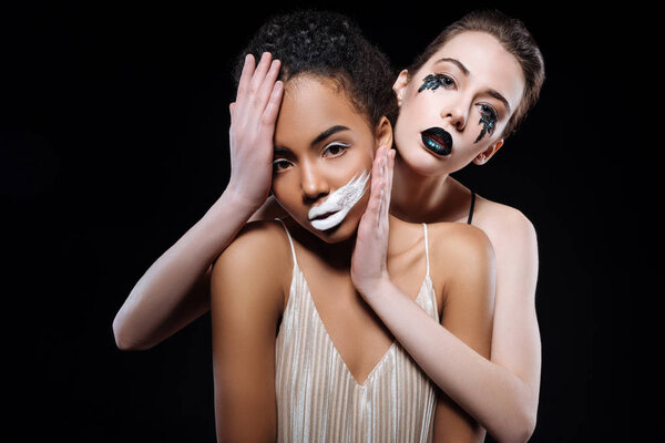 Две ошеломляющие профессиональные модели, выполняющие конфликт
