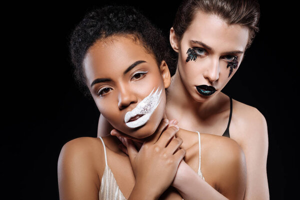 Великолепные красивые женщины, работающие над модной редакцией
