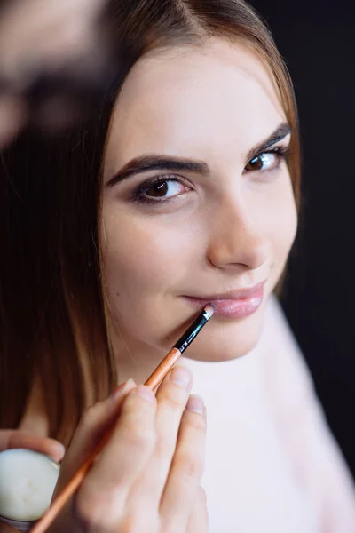 Attractive young woman looking at you — Stock Photo, Image