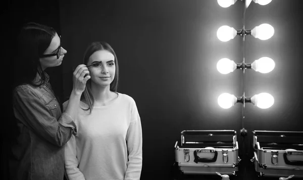 Schöne professionelle Make-up-Artist arbeiten mit Augenbrauen — Stockfoto