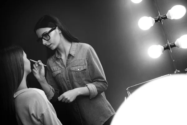 Beautiful female visagiste concentrating on her job — Stock Photo, Image