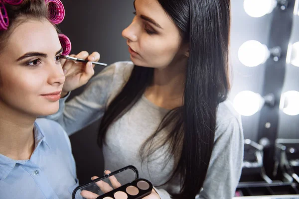 Agradável mulher atraente vestindo encrespadores de cabelo — Fotografia de Stock