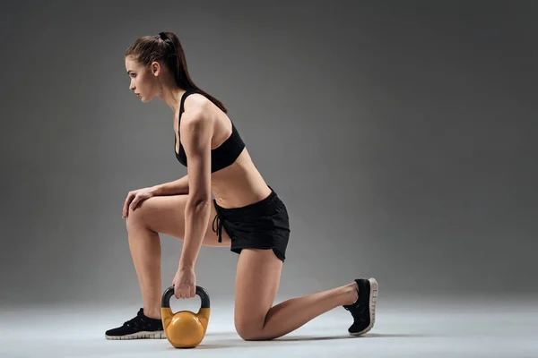 Jeune femme faisant de l'exercice avec poids — Photo