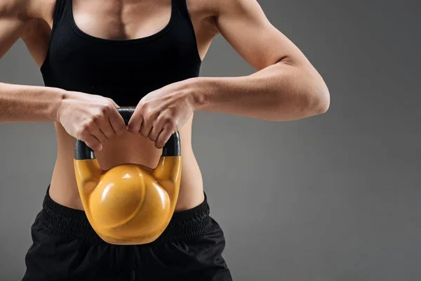 Primer plano de una mujer fuerte demostrando el peso del gimnasio — Foto de Stock