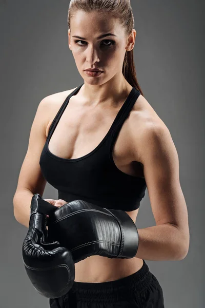 ボクシング グローブを身に着けている女性を集中してください。 — ストック写真