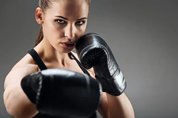 Bella donna in posa con i guanti da boxe — Foto Stock