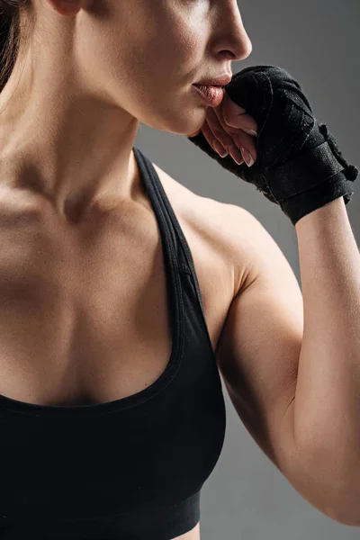 Крупним планом молода жінка позує з боксерськими рукавичками — стокове фото