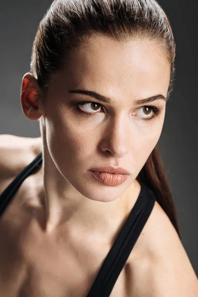 Geconcentreerde vrouw poseren in sportkleding — Stockfoto