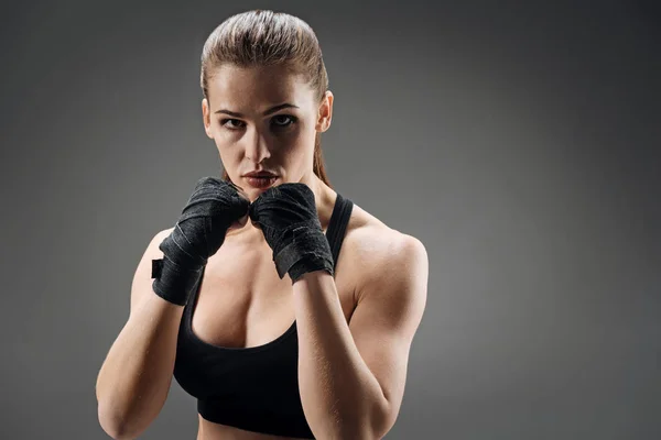 Överlycklig kvinna boxning på grå bakgrund — Stockfoto