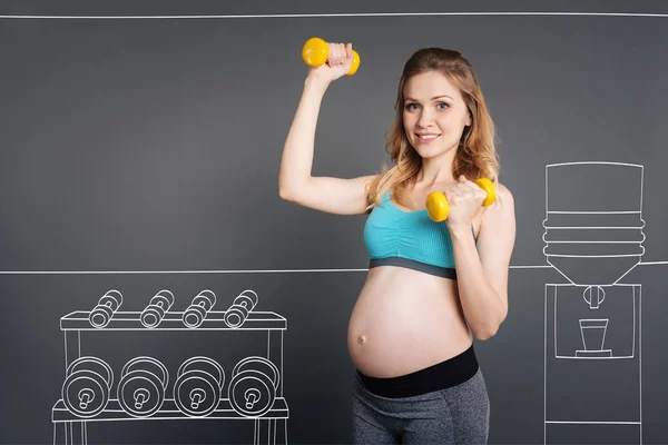Pozitivní Mladá těhotná žena těší sportovní cvičení. — Stock fotografie