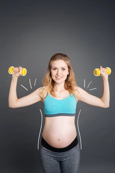 Ωραίο χαμογελαστό έγκυος γυναίκα, κάνει ασκήσεις αθλητισμό — Φωτογραφία Αρχείου