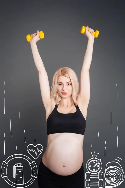 Nice bela mulher grávida fazendo exercícios esportivos — Fotografia de Stock