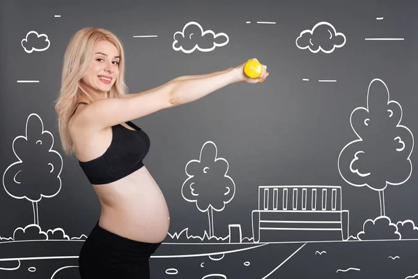 Vrolijke zwangere vrouw opleiding buitenshuis — Stockfoto