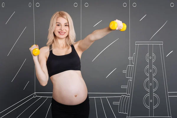 Positiv gravid kvinna träning med dumbbels — Stockfoto