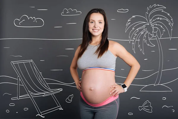 Donna incinta positiva sognando di vacanza — Foto Stock