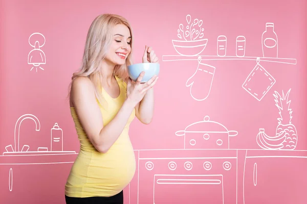 Mulher grávida positiva comendo no quiabo — Fotografia de Stock
