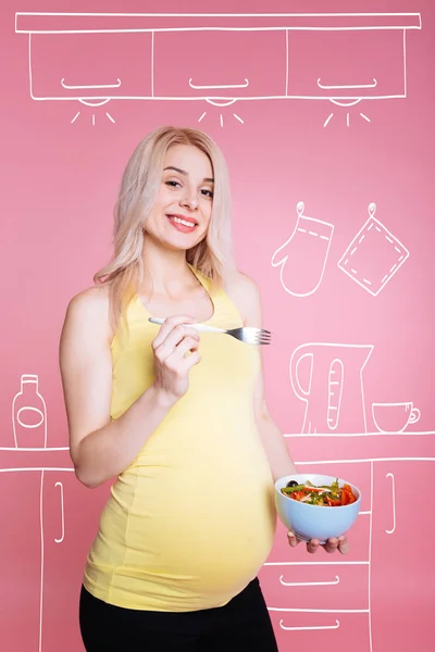 Sebze salatası yemek olumlu gülümseyen hamile kadın — Stok fotoğraf