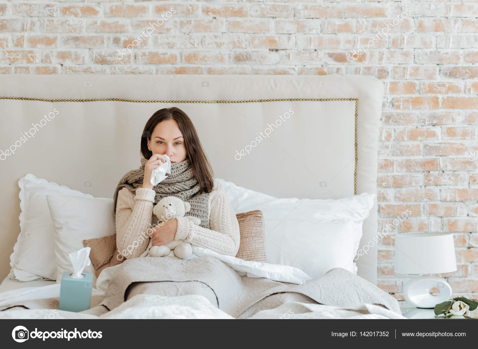 schlafzimmer zu kalt, hilflose frau leidet kalt im schlafzimmer — stockfoto © yacobchuk1, Innenarchitektur