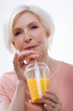 Portakal suyu ile poz çok mutlu sarışın kadın