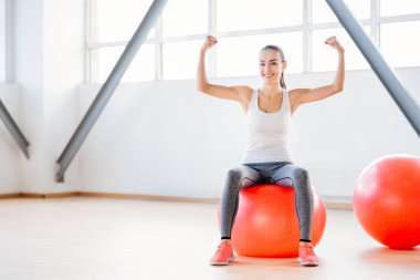 Kasları gösterilen kadın güçlü iyi inşa