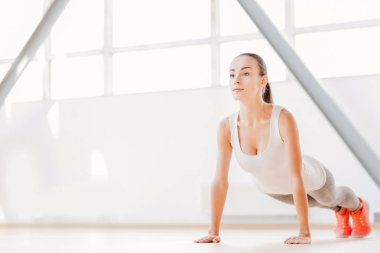 Güzel konsantre kadının gönderme yapması ups