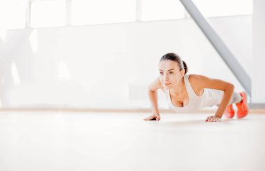 Pozitif su kuyusu yapılı kadın gücünü geliştirme