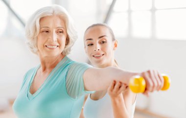 Çok hoş kadın bir halterle egzersiz