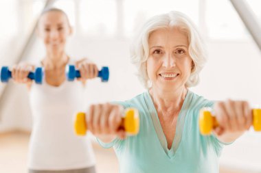 Sana bakarken mutlu yaşlı kadın