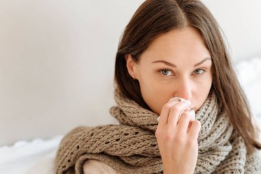 Genç kadın yatak odasında snuffling