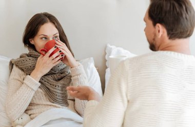 Yatak odasında çay içme uyumlu genç Çift