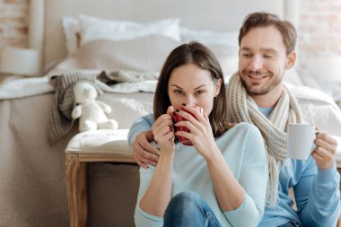 Komik eğlenerek çift yatak odasında sıcak çay içme