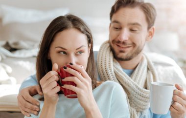 Evde rahatlatıcı oynak genç Çift